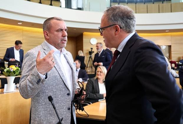 Plenum Thueringer Landtag 20.05.2026, Erfurt, Thueringer Landtag, 43.Plenarsitzung, im Bild: Dr.Stefan Wogawa (BSW) und Ministerpraesident Mario Voigt (CDU) im Gespraech