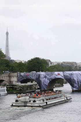 La Caverne du Pont Neuf by JR PHOTOPQR LE PARISIEN Delphine Goldsztejn Staff Paris 20 05 2026 La Caverne du Pont Neuf, a monumental ephemeral work of art by JR, will be on view from June 6 to 28, 2026 The work pays tribute to The Pont Neuf Wrapped by Christo and Jeanne Claude, which celebrated its 40th anniversary in 2025 This will be a time-limited opportunity for Parisians and visitors to discover an ephemeral reinterpretation of the citys oldest bridge View with the Eiffel Tower Paris 1er Le 20 05 2026 Photo Delphine Goldsztejn Paris, May 20, 2026 The Caverne du Pont Neuf, a monumental ephemeral artwork by JR, will be on display from June 6 to 28, 2026 The work will pay homage to The Pont Neuf Wrapped by Christo and Jeanne Claude, which  Copyright: xPHOTOPQR LExPARISIEN MAXPPPxLP DelphinexGoldsztejnx(Staff)x 20260520LPA7465 20260520LPA7465