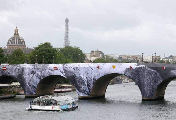 La Caverne du Pont Neuf by JR PHOTOPQR LE PARISIEN Delphine Goldsztejn Staff Paris 20 05 2026 La Caverne du Pont Neuf, a monumental ephemeral work of art by JR, will be on view from June 6 to 28, 2026 The work pays tribute to The Pont Neuf Wrapped by Christo and Jeanne Claude, which celebrated its 40th anniversary in 2025 This will be a time-limited opportunity for Parisians and visitors to discover an ephemeral reinterpretation of the citys oldest bridge View with the Eiffel Tower Paris 1er Le 20 05 2026 Photo Delphine Goldsztejn Paris, May 20, 2026 The Caverne du Pont Neuf, a monumental ephemeral artwork by JR, will be on display from June 6 to 28, 2026 The work will pay homage to The Pont Neuf Wrapped by Christo and Jeanne Claude, which  Copyright: xPHOTOPQR LExPARISIEN MAXPPPxLP DelphinexGoldsztejnx(Staff)x 20260520LPA7467 20260520LPA7467