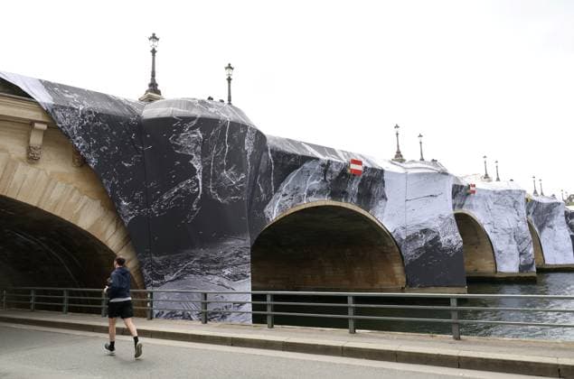 La Caverne du Pont Neuf by JR PHOTOPQR LE PARISIEN Delphine Goldsztejn Staff Paris 20 05 2026 La Caverne du Pont Neuf, a monumental ephemeral work of art by JR, will be on view from June 6 to 28, 2026 The work will pay tribute to The Pont Neuf Wrapped by Christo and Jeanne Claude, which celebrated its 40th anniversary in 2025 This will be a time-limited opportunity for Parisians and visitors alike to discover an ephemeral reinterpretation of the citys oldest bridge Paris 1er Le 20 05 2026 Photo Delphine Goldsztejn Paris, May 20, 2026 The Caverne du Pont Neuf, a monumental ephemeral artwork by JR, will be on display from June 6 to 28, 2026 The work will pay homage to The Pont Neuf Wrapped by Christo and Jeanne Claude, which celebrates its 4  Copyright: xPHOTOPQR LExPARISIEN MAXPPPxLP DelphinexGoldsztejnx(Staff)x 20260520LPA7470 20260520LPA7470