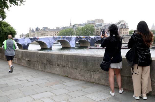 La Caverne du Pont Neuf by JR PHOTOPQR LE PARISIEN Delphine Goldsztejn Staff Paris 20 05 2026 La Caverne du Pont Neuf, a monumental ephemeral work of art by JR, will be on view from June 6 to 28, 2026 The work will pay tribute to The Pont Neuf Wrapped by Christo and Jeanne Claude, which celebrated its 40th anniversary in 2025 This will be a time-limited opportunity for Parisians and visitors alike to discover an ephemeral reinterpretation of the citys oldest bridge Paris 1er Le 20 05 2026 Photo Delphine Goldsztejn Paris, May 20, 2026 The Caverne du Pont Neuf, a monumental ephemeral artwork by JR, will be on display from June 6 to 28, 2026 The work will pay homage to The Pont Neuf Wrapped by Christo and Jeanne Claude, which celebrates its 4  Copyright: xPHOTOPQR LExPARISIEN MAXPPPxLP DelphinexGoldsztejnx(Staff)x 20260520LPA7471 20260520LPA7471