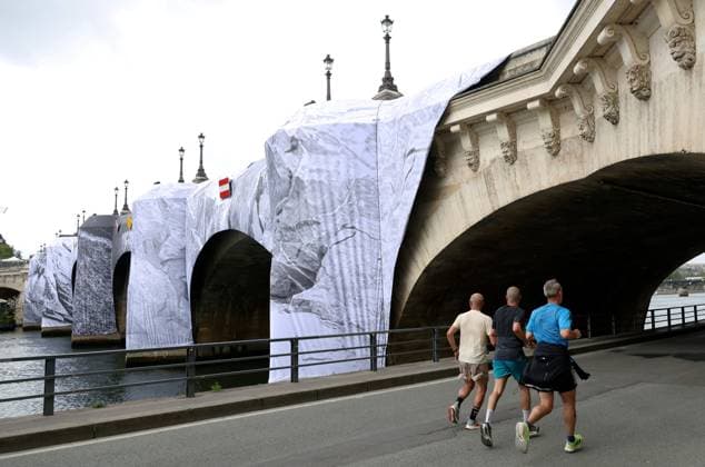 La Caverne du Pont Neuf by JR PHOTOPQR LE PARISIEN Delphine Goldsztejn Staff Paris 20 05 2026 La Caverne du Pont Neuf, a monumental ephemeral work of art by JR, will be on view from June 6 to 28, 2026 The work will pay tribute to The Pont Neuf Wrapped by Christo and Jeanne Claude, which celebrated its 40th anniversary in 2025 This will be a time-limited opportunity for Parisians and visitors alike to discover an ephemeral reinterpretation of the citys oldest bridge Paris 1er Le 20 05 2026 Photo Delphine Goldsztejn Paris, May 20, 2026 The Caverne du Pont Neuf, a monumental ephemeral artwork by JR, will be on display from June 6 to 28, 2026 The work will pay homage to The Pont Neuf Wrapped by Christo and Jeanne Claude, which celebrates its 4  Copyright: xPHOTOPQR LExPARISIEN MAXPPPxLP DelphinexGoldsztejnx(Staff)x 20260520LPA7473 20260520LPA7473