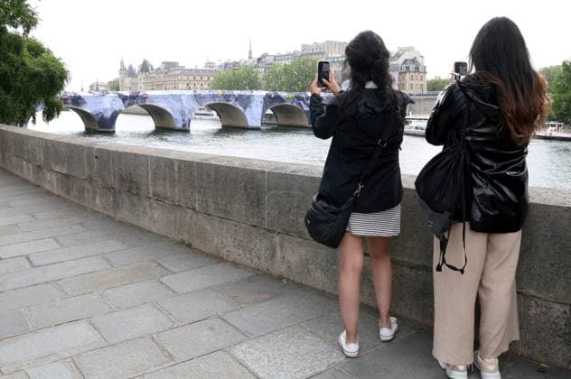 La Caverne du Pont Neuf by JR PHOTOPQR LE PARISIEN Delphine Goldsztejn Staff Paris 20 05 2026 La Caverne du Pont Neuf, a monumental ephemeral work of art by JR, will be on view from June 6 to 28, 2026 The work will pay tribute to The Pont Neuf Wrapped by Christo and Jeanne Claude, which celebrated its 40th anniversary in 2025 This will be a time-limited opportunity for Parisians and visitors alike to discover an ephemeral reinterpretation of the citys oldest bridge Paris 1er Le 20 05 2026 Photo Delphine Goldsztejn Paris, May 20, 2026 The Caverne du Pont Neuf, a monumental ephemeral artwork by JR, will be on display from June 6 to 28, 2026 The work will pay homage to The Pont Neuf Wrapped by Christo and Jeanne Claude, which celebrates its 4  Copyright: xPHOTOPQR LExPARISIEN MAXPPPxLP DelphinexGoldsztejnx(Staff)x 20260520LPA7474 20260520LPA7474