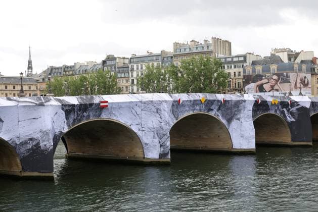 La Caverne du Pont Neuf by JR PHOTOPQR LE PARISIEN Delphine Goldsztejn Staff Paris 20 05 2026 La Caverne du Pont Neuf, a monumental ephemeral work of art by JR, will be on view from June 6 to 28, 2026 The work will pay tribute to The Pont Neuf Wrapped by Christo and Jeanne Claude, which celebrated its 40th anniversary in 2025 This will be a time-limited opportunity for Parisians and visitors alike to discover an ephemeral reinterpretation of the citys oldest bridge Paris 1er Le 20 05 2026 Photo Delphine Goldsztejn Paris, May 20, 2026 The Caverne du Pont Neuf, a monumental ephemeral artwork by JR, will be on display from June 6 to 28, 2026 The work will pay homage to The Pont Neuf Wrapped by Christo and Jeanne Claude, which celebrates its 4  Copyright: xPHOTOPQR LExPARISIEN MAXPPPxLP DelphinexGoldsztejnx(Staff)x 20260520LPA7475 20260520LPA7475