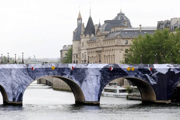 La Caverne du Pont Neuf by JR PHOTOPQR LE PARISIEN Delphine Goldsztejn Staff Paris 20 05 2026 La Caverne du Pont Neuf, a monumental ephemeral work of art by JR, will be on view from June 6 to 28, 2026 The work will pay tribute to The Pont Neuf Wrapped by Christo and Jeanne Claude, which celebrated its 40th anniversary in 2025 This will be a time-limited opportunity for Parisians and visitors alike to discover an ephemeral reinterpretation of the citys oldest bridge Paris 1er Le 20 05 2026 Photo Delphine Goldsztejn Paris, May 20, 2026 The Caverne du Pont Neuf, a monumental ephemeral artwork by JR, will be on display from June 6 to 28, 2026 The work will pay homage to The Pont Neuf Wrapped by Christo and Jeanne Claude, which celebrates its 4  Copyright: xPHOTOPQR LExPARISIEN MAXPPPxLP DelphinexGoldsztejnx(Staff)x 20260520LPA7476 20260520LPA7476