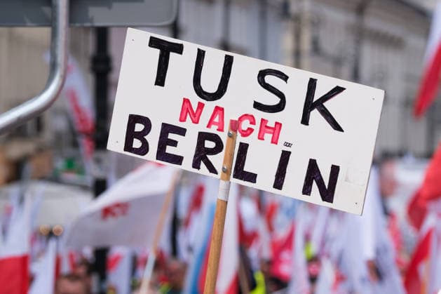 May 20, 2026, Warsaw, Masovian Voivodeship, Poland: A close-up of a sign that reads Tusk, go to Berlin in German carried by an anti-Tusk protester as thousands march down Warsaw s Nowy Swiat Street during a protest march against the European UnionÃ¢â‚¬â ¢s green policies and in support of a national referendum on the EU Green Deal. Organized by the trade union Solidarity, which has close ties to the Law and Justice (PiS) party, the demonstration was mostly right-wing, anti-EU, and anti-government in character. Warsaw Poland  - ZUMAk204 20260520_zip_k204_031 Copyright: xRomanxKozielx