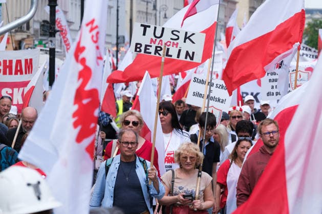 May 20, 2026, Warsaw, Masovian Voivodeship, Poland: A protester carries a sign that reads Tusk, go to Berlin in German as thousands march down Warsaw s Nowy Swiat Street during a protest march against the European UnionÃ¢â‚¬â ¢s green policies and in support of a national referendum on the EU Green Deal. Organized by the trade union Solidarity, which has close ties to the Law and Justice (PiS) party, the demonstration was mostly right-wing, anti-EU, and anti-government in character. Warsaw Poland - ZUMAk204 20260520_zip_k204_029 Copyright: xRomanxKozielx