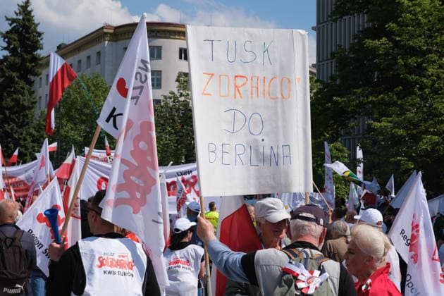 May 20, 2026, Warsaw, Masovian Voivodeship, Poland: Protesters hold a sign that reads Tusk, you traitor, go to Berlin outside the Polish parliamentduring a protest march against the European UnionÃ¢â‚¬â ¢s green policies and in support of a national referendum on the EU Green Deal. Organized by the trade union Solidarity, which has close ties to the Law and Justice (PiS) party, the demonstration was mostly right-wing, anti-EU, and anti-government in character. Warsaw Poland - ZUMAk204 20260520_zip_k204_014 Copyright: xRomanxKozielx
