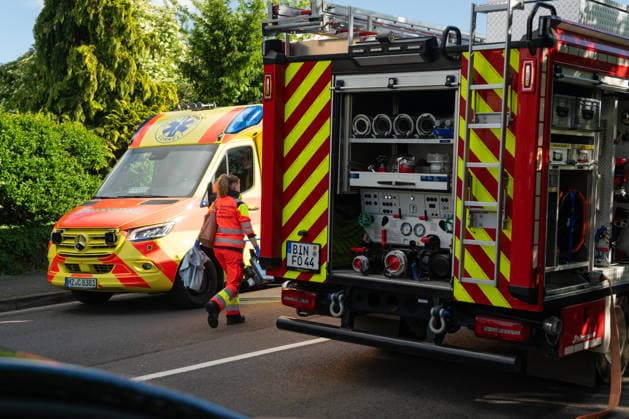 Frontalcrash in Ockenheim: Vier Fahrzeuge bei schwerem Unfall beschädigt Am Mittwoch, dem 20.05.2026, kam es gegen 18:00 Uhr in der Mainzer Straße in Ockenheim zu einem schweren Verkehrsunfall mit insgesamt vier beteiligten Pkw. Nach Angaben der Feuerwehr wollte der Fahrer eines BMW einem vorausfahrenden Fahrzeug ausweichen und prallte dabei mit hoher Geschwindigkeit in ein geparktes Fahrzeug. Durch die Wucht des Aufpralls wurden weitere Fahrzeuge beschädigt sowie ein Straßenschild samt Mast umgefahren. Zwei Personen wurden verletzt, eine weitere Person entwickelte während des Einsatzes Symptome eines Herzinfarkts. Vor Ort waren zahlreiche Einsatzkräfte von Polizei, Rettungsdienst, Feuerwehr sowie ein Rettungshubschrauber im Einsatz.