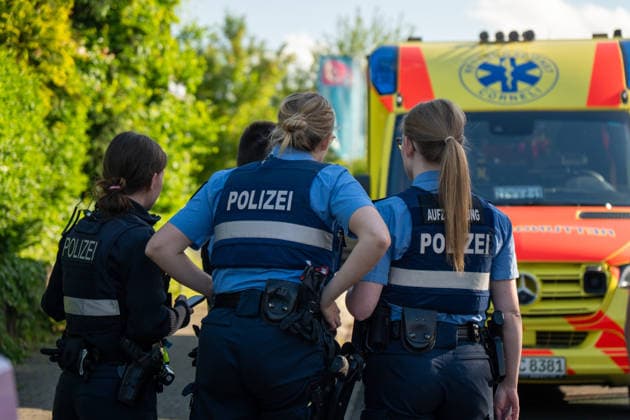 Frontalcrash in Ockenheim: Vier Fahrzeuge bei schwerem Unfall beschädigt Am Mittwoch, dem 20.05.2026, kam es gegen 18:00 Uhr in der Mainzer Straße in Ockenheim zu einem schweren Verkehrsunfall mit insgesamt vier beteiligten Pkw. Nach Angaben der Feuerwehr wollte der Fahrer eines BMW einem vorausfahrenden Fahrzeug ausweichen und prallte dabei mit hoher Geschwindigkeit in ein geparktes Fahrzeug. Durch die Wucht des Aufpralls wurden weitere Fahrzeuge beschädigt sowie ein Straßenschild samt Mast umgefahren. Zwei Personen wurden verletzt, eine weitere Person entwickelte während des Einsatzes Symptome eines Herzinfarkts. Vor Ort waren zahlreiche Einsatzkräfte von Polizei, Rettungsdienst, Feuerwehr sowie ein Rettungshubschrauber im Einsatz.