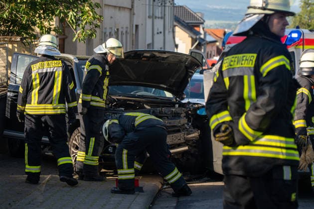 Frontalcrash in Ockenheim: Vier Fahrzeuge bei schwerem Unfall beschädigt Am Mittwoch, dem 20.05.2026, kam es gegen 18:00 Uhr in der Mainzer Straße in Ockenheim zu einem schweren Verkehrsunfall mit insgesamt vier beteiligten Pkw. Nach Angaben der Feuerwehr wollte der Fahrer eines BMW einem vorausfahrenden Fahrzeug ausweichen und prallte dabei mit hoher Geschwindigkeit in ein geparktes Fahrzeug. Durch die Wucht des Aufpralls wurden weitere Fahrzeuge beschädigt sowie ein Straßenschild samt Mast umgefahren. Zwei Personen wurden verletzt, eine weitere Person entwickelte während des Einsatzes Symptome eines Herzinfarkts. Vor Ort waren zahlreiche Einsatzkräfte von Polizei, Rettungsdienst, Feuerwehr sowie ein Rettungshubschrauber im Einsatz.