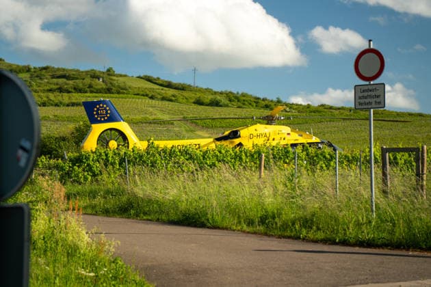 Frontalcrash in Ockenheim: Vier Fahrzeuge bei schwerem Unfall beschädigt Am Mittwoch, dem 20.05.2026, kam es gegen 18:00 Uhr in der Mainzer Straße in Ockenheim zu einem schweren Verkehrsunfall mit insgesamt vier beteiligten Pkw. Nach Angaben der Feuerwehr wollte der Fahrer eines BMW einem vorausfahrenden Fahrzeug ausweichen und prallte dabei mit hoher Geschwindigkeit in ein geparktes Fahrzeug. Durch die Wucht des Aufpralls wurden weitere Fahrzeuge beschädigt sowie ein Straßenschild samt Mast umgefahren. Zwei Personen wurden verletzt, eine weitere Person entwickelte während des Einsatzes Symptome eines Herzinfarkts. Vor Ort waren zahlreiche Einsatzkräfte von Polizei, Rettungsdienst, Feuerwehr sowie ein Rettungshubschrauber im Einsatz.