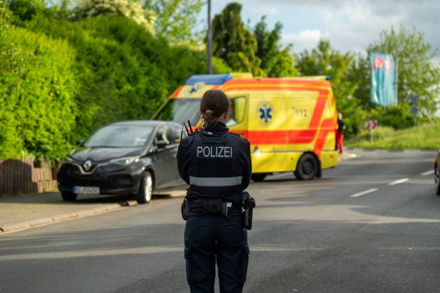 Frontalcrash in Ockenheim: Vier Fahrzeuge bei schwerem Unfall beschädigt Am Mittwoch, dem 20.05.2026, kam es gegen 18:00 Uhr in der Mainzer Straße in Ockenheim zu einem schweren Verkehrsunfall mit insgesamt vier beteiligten Pkw. Nach Angaben der Feuerwehr wollte der Fahrer eines BMW einem vorausfahrenden Fahrzeug ausweichen und prallte dabei mit hoher Geschwindigkeit in ein geparktes Fahrzeug. Durch die Wucht des Aufpralls wurden weitere Fahrzeuge beschädigt sowie ein Straßenschild samt Mast umgefahren. Zwei Personen wurden verletzt, eine weitere Person entwickelte während des Einsatzes Symptome eines Herzinfarkts. Vor Ort waren zahlreiche Einsatzkräfte von Polizei, Rettungsdienst, Feuerwehr sowie ein Rettungshubschrauber im Einsatz.