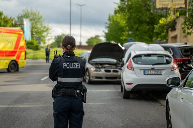 Frontalcrash in Ockenheim: Vier Fahrzeuge bei schwerem Unfall beschädigt Am Mittwoch, dem 20.05.2026, kam es gegen 18:00 Uhr in der Mainzer Straße in Ockenheim zu einem schweren Verkehrsunfall mit insgesamt vier beteiligten Pkw. Nach Angaben der Feuerwehr wollte der Fahrer eines BMW einem vorausfahrenden Fahrzeug ausweichen und prallte dabei mit hoher Geschwindigkeit in ein geparktes Fahrzeug. Durch die Wucht des Aufpralls wurden weitere Fahrzeuge beschädigt sowie ein Straßenschild samt Mast umgefahren. Zwei Personen wurden verletzt, eine weitere Person entwickelte während des Einsatzes Symptome eines Herzinfarkts. Vor Ort waren zahlreiche Einsatzkräfte von Polizei, Rettungsdienst, Feuerwehr sowie ein Rettungshubschrauber im Einsatz.