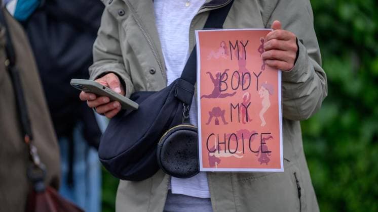 Essen: Protest gegen die Haltung der Uniklinik zum Thema Abtreibung ** NUR FÜR REDAKTIONELLE ZWECKE ** EDITORIAL USE ONLY **<p>Kundgebung gegen die Haltung der Uniklinik zum Thema Abtreibung am Mittwoch, den 10. Mai 2026, an der Hufelandstraße in Essen. Copyright: UwexErnst *** Essen Protest against the University Hospitals stance on abortion FOR EDITORIAL PURPOSES ONLY EDITORIAL USE ONLY p Rally against the University Hospitals stance on abortion on Wednesday, May 10, 2026, at Hufelandstraße in Essen Copyright UwexErnst Copyright: UwexErnst doc85xky94753d10wje6hys ,EDITORIAL USE ONLY