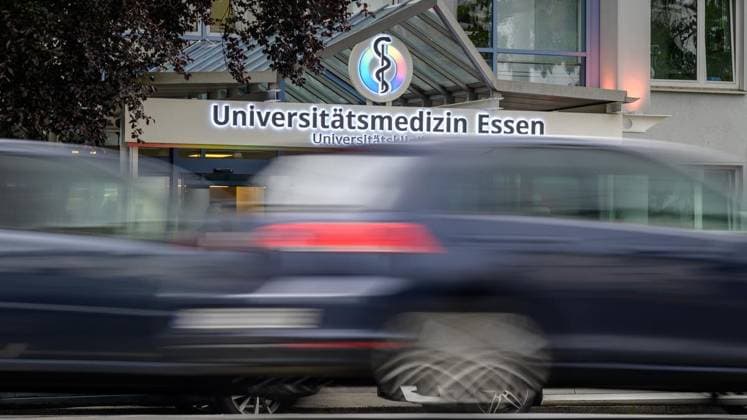 Essen: Protest gegen die Haltung der Uniklinik zum Thema Abtreibung ** NUR FÜR REDAKTIONELLE ZWECKE ** EDITORIAL USE ONLY **<p>Kundgebung gegen die Haltung der Uniklinik zum Thema Abtreibung am Mittwoch, den 10. Mai 2026, an der Hufelandstraße in Essen. Copyright: UwexErnst *** Essen Protest against the University Hospitals stance on abortion FOR EDITORIAL PURPOSES ONLY EDITORIAL USE ONLY p Rally against the University Hospitals stance on abortion on Wednesday, May 10, 2026, at Hufelandstraße in Essen Copyright UwexErnst Copyright: UwexErnst doc85xky96bwfk7f098x2e ,EDITORIAL USE ONLY