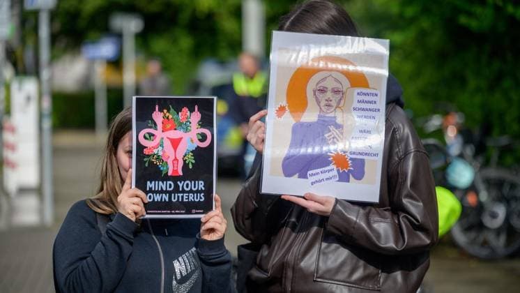 Essen: Protest gegen die Haltung der Uniklinik zum Thema Abtreibung ** NUR FÜR REDAKTIONELLE ZWECKE ** EDITORIAL USE ONLY **<p>Kundgebung gegen die Haltung der Uniklinik zum Thema Abtreibung am Mittwoch, den 10. Mai 2026, an der Hufelandstraße in Essen. Copyright: UwexErnst *** Essen Protest against the University Hospitals stance on abortion FOR EDITORIAL PURPOSES ONLY EDITORIAL USE ONLY p Rally against the University Hospitals stance on abortion on Wednesday, May 10, 2026, at Hufelandstraße in Essen Copyright UwexErnst Copyright: UwexErnst doc85xky9dq1nnfwngcb19 ,EDITORIAL USE ONLY