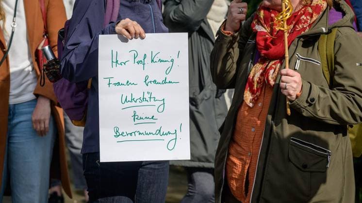 Essen: Protest gegen die Haltung der Uniklinik zum Thema Abtreibung ** NUR FÜR REDAKTIONELLE ZWECKE ** EDITORIAL USE ONLY **<p>Kundgebung gegen die Haltung der Uniklinik zum Thema Abtreibung am Mittwoch, den 10. Mai 2026, an der Hufelandstraße in Essen. Copyright: UwexErnst *** Essen Protest against the University Hospitals stance on abortion FOR EDITORIAL PURPOSES ONLY EDITORIAL USE ONLY p Rally against the University Hospitals stance on abortion on Wednesday, May 10, 2026, at Hufelandstraße in Essen Copyright UwexErnst Copyright: UwexErnst doc85xky9fou1w13e1ayhs4 ,EDITORIAL USE ONLY
