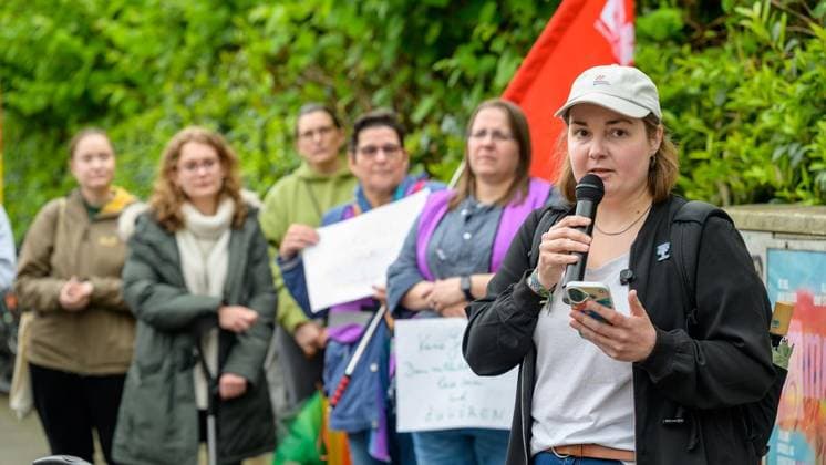 Essen: Protest gegen die Haltung der Uniklinik zum Thema Abtreibung ** NUR FÜR REDAKTIONELLE ZWECKE ** EDITORIAL USE ONLY **<p>Kundgebung gegen die Haltung der Uniklinik zum Thema Abtreibung am Mittwoch, den 10. Mai 2026, an der Hufelandstraße in Essen. Copyright: UwexErnst *** Essen Protest against the University Hospitals stance on abortion FOR EDITORIAL PURPOSES ONLY EDITORIAL USE ONLY p Rally against the University Hospitals stance on abortion on Wednesday, May 10, 2026, at Hufelandstraße in Essen Copyright UwexErnst Copyright: UwexErnst doc85xkya4ouo7gaieqx2e ,EDITORIAL USE ONLY