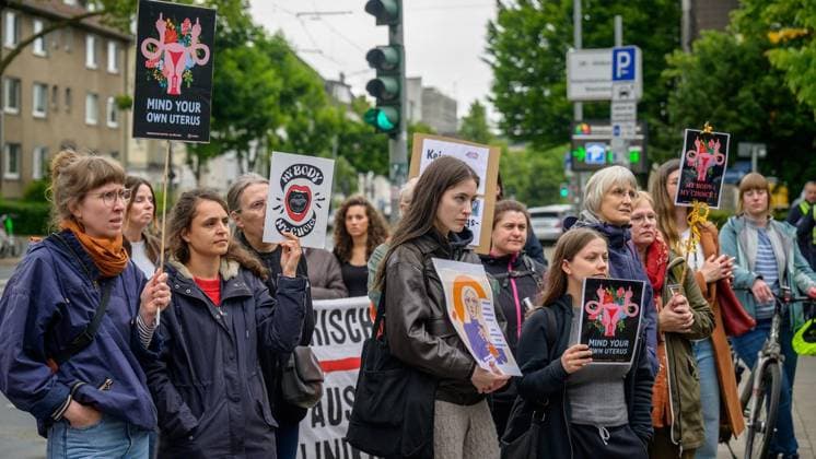 Essen: Protest gegen die Haltung der Uniklinik zum Thema Abtreibung ** NUR FÜR REDAKTIONELLE ZWECKE ** EDITORIAL USE ONLY **<p>Kundgebung gegen die Haltung der Uniklinik zum Thema Abtreibung am Mittwoch, den 10. Mai 2026, an der Hufelandstraße in Essen. Copyright: UwexErnst *** Essen Protest against the University Hospitals stance on abortion FOR EDITORIAL PURPOSES ONLY EDITORIAL USE ONLY p Rally against the University Hospitals stance on abortion on Wednesday, May 10, 2026, at Hufelandstraße in Essen Copyright UwexErnst Copyright: UwexErnst doc85xkyaahbflss60xhs4 ,EDITORIAL USE ONLY