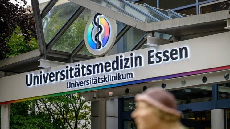 Essen: Protest gegen die Haltung der Uniklinik zum Thema Abtreibung ** NUR FÜR REDAKTIONELLE ZWECKE ** EDITORIAL USE ONLY **<p>Kundgebung gegen die Haltung der Uniklinik zum Thema Abtreibung am Mittwoch, den 10. Mai 2026, an der Hufelandstraße in Essen. Copyright: UwexErnst *** Essen Protest against the University Hospitals stance on abortion FOR EDITORIAL PURPOSES ONLY EDITORIAL USE ONLY p Rally against the University Hospitals stance on abortion on Wednesday, May 10, 2026, at Hufelandstraße in Essen Copyright UwexErnst Copyright: UwexErnst doc85xkyanc32115au7yi1q ,EDITORIAL USE ONLY