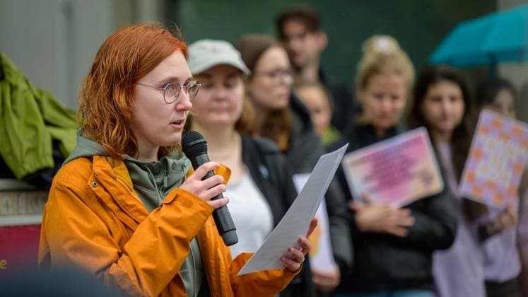 Essen: Protest gegen die Haltung der Uniklinik zum Thema Abtreibung ** NUR FÜR REDAKTIONELLE ZWECKE ** EDITORIAL USE ONLY **<p>Kundgebung gegen die Haltung der Uniklinik zum Thema Abtreibung am Mittwoch, den 10. Mai 2026, an der Hufelandstraße in Essen. Copyright: UwexErnst *** Essen Protest against the University Hospitals stance on abortion FOR EDITORIAL PURPOSES ONLY EDITORIAL USE ONLY p Rally against the University Hospitals stance on abortion on Wednesday, May 10, 2026, at Hufelandstraße in Essen Copyright UwexErnst Copyright: UwexErnst doc85xkyavlzra1f8qexi0z ,EDITORIAL USE ONLY