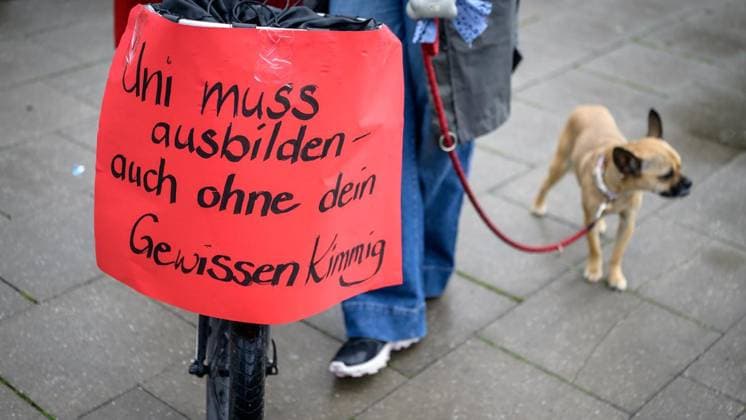 Essen: Protest gegen die Haltung der Uniklinik zum Thema Abtreibung ** NUR FÜR REDAKTIONELLE ZWECKE ** EDITORIAL USE ONLY **<p>Kundgebung gegen die Haltung der Uniklinik zum Thema Abtreibung am Mittwoch, den 10. Mai 2026, an der Hufelandstraße in Essen. Copyright: UwexErnst *** Essen Protest against the University Hospitals stance on abortion FOR EDITORIAL PURPOSES ONLY EDITORIAL USE ONLY p Rally against the University Hospitals stance on abortion on Wednesday, May 10, 2026, at Hufelandstraße in Essen Copyright UwexErnst Copyright: UwexErnst doc85xkyb6bfwl1aznf4axy ,EDITORIAL USE ONLY