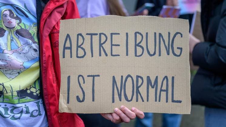 Essen: Protest gegen die Haltung der Uniklinik zum Thema Abtreibung ** NUR FÜR REDAKTIONELLE ZWECKE ** EDITORIAL USE ONLY **<p>Kundgebung gegen die Haltung der Uniklinik zum Thema Abtreibung am Mittwoch, den 10. Mai 2026, an der Hufelandstraße in Essen. Copyright: UwexErnst *** Essen Protest against the University Hospitals stance on abortion FOR EDITORIAL PURPOSES ONLY EDITORIAL USE ONLY p Rally against the University Hospitals stance on abortion on Wednesday, May 10, 2026, at Hufelandstraße in Essen Copyright UwexErnst Copyright: UwexErnst doc85xkyb97qztsy7hzaj8 ,EDITORIAL USE ONLY