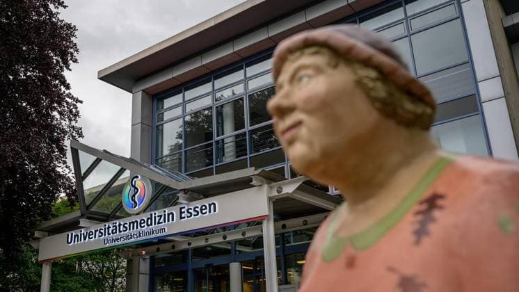 Essen: Protest gegen die Haltung der Uniklinik zum Thema Abtreibung ** NUR FÜR REDAKTIONELLE ZWECKE ** EDITORIAL USE ONLY **<p>Kundgebung gegen die Haltung der Uniklinik zum Thema Abtreibung am Mittwoch, den 10. Mai 2026, an der Hufelandstraße in Essen. Copyright: UwexErnst *** Essen Protest against the University Hospitals stance on abortion FOR EDITORIAL PURPOSES ONLY EDITORIAL USE ONLY p Rally against the University Hospitals stance on abortion on Wednesday, May 10, 2026, at Hufelandstraße in Essen Copyright UwexErnst Copyright: UwexErnst doc85xkybamjjmucu8hhv9 ,EDITORIAL USE ONLY