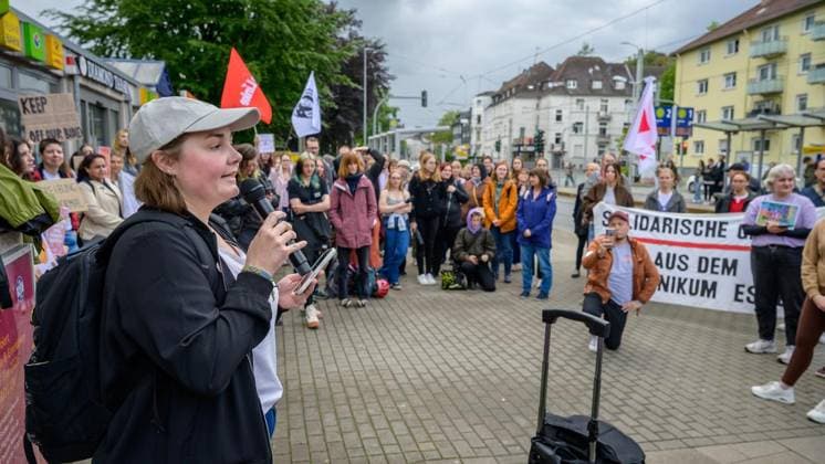 Essen: Protest gegen die Haltung der Uniklinik zum Thema Abtreibung ** NUR FÜR REDAKTIONELLE ZWECKE ** EDITORIAL USE ONLY **<p>Kundgebung gegen die Haltung der Uniklinik zum Thema Abtreibung am Mittwoch, den 10. Mai 2026, an der Hufelandstraße in Essen. Copyright: UwexErnst *** Essen Protest against the University Hospitals stance on abortion FOR EDITORIAL PURPOSES ONLY EDITORIAL USE ONLY p Rally against the University Hospitals stance on abortion on Wednesday, May 10, 2026, at Hufelandstraße in Essen Copyright UwexErnst Copyright: UwexErnst doc85xkybax9ds1332efvex ,EDITORIAL USE ONLY