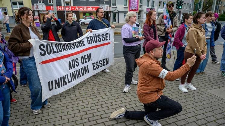 Essen: Protest gegen die Haltung der Uniklinik zum Thema Abtreibung ** NUR FÜR REDAKTIONELLE ZWECKE ** EDITORIAL USE ONLY **<p>Kundgebung gegen die Haltung der Uniklinik zum Thema Abtreibung am Mittwoch, den 10. Mai 2026, an der Hufelandstraße in Essen. Copyright: UwexErnst *** Essen Protest against the University Hospitals stance on abortion FOR EDITORIAL PURPOSES ONLY EDITORIAL USE ONLY p Rally against the University Hospitals stance on abortion on Wednesday, May 10, 2026, at Hufelandstraße in Essen Copyright UwexErnst Copyright: UwexErnst doc85xkybibdgz95td9hys ,EDITORIAL USE ONLY