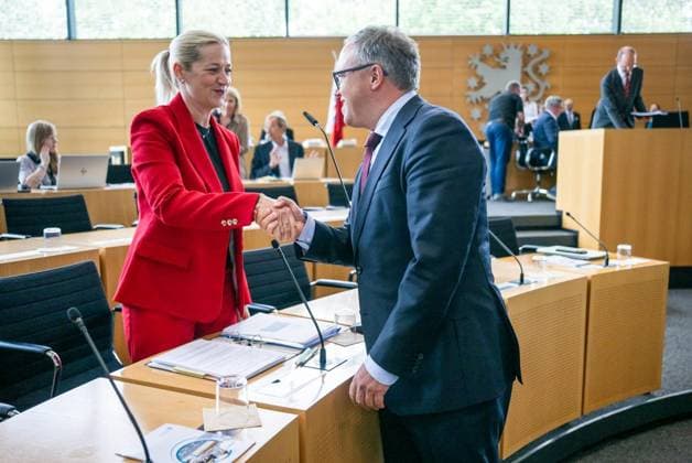 8. THÜRINGER LANDTAG - 43. PLENARSITZUNG ** NUR FÜR REDAKTIONELLE ZWECKE ** EDITORIAL USE ONLY **<p>20 05 2026-Erfurt: Thüringer Landtag 8. Wahlperiode 43. Plenarsitzung im Foto: Ministerpräsident Mario Voigt (CDU), rechts, Beate Meißner (CDU), Thüringer Ministerin für Justiz, Migration und Verbraucherschutz ( Deutschland Thueringen Erfurt Copyright: SaschaxFromm *** 8 THURINGIAN STATE PARLIAMENT 43 PLENARY SESSION FOR EDITORIAL PURPOSES ONLY EDITORIAL USE ONLY p 20 05 2026 Erfurt Thuringian State Parliament 8 Election Period 43 Plenary Session in the photo Prime Minister Mario Voigt CDU , right, Beate Meißner CDU , Thuringian Minister for Justice, Migration and Consumer Protection Germany Thuringia Erfurt Copyright Saschax Copyright: SaschaxFromm doc85xlq2ertb4proeoaoa ,EDITORIAL USE ONLY