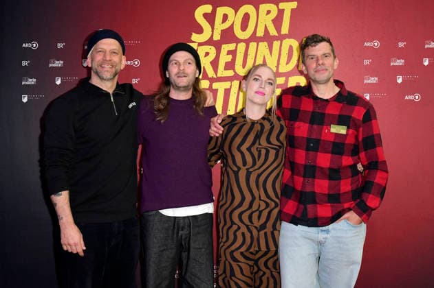 Florian Weber, Peter Brugger, Franziska Niesar und Rüdiger Linhof bei der Preview des ARD-Dokumentarfilms Sportfreunde Stiller - Mit dem Herz in der Hand im Colosseum. Berlin, 20.05.2026 *** Florian Weber, Peter Brugger, Franziska Niesar and Rüdiger Linhof at the preview of the ARD documentary Sportfreunde Stiller Mit dem Herz in der Hand at the Colosseum Berlin, 20 05 2026 Foto:xM.xBehrensx xFuturexImagex sportfreunde_6502