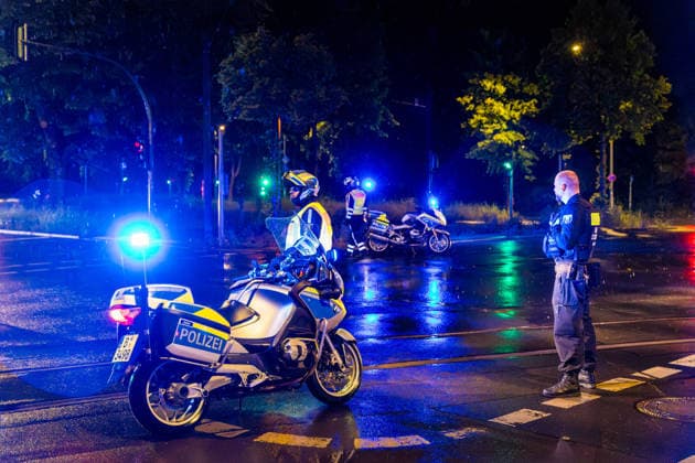 Familie des infizierten US-Arztes sicher in Berlin – rund 80 Einsatzkräfte beim Großtransport vom BER zur Charité im Einsatz (On tape!) - Feuerwehr im OTon! 7aIMG: 0558850 Berlin Schönefeld – Nach der Aufnahme des an Ebola erkrankten US-amerikanischen Missionsarztes Dr. Peter Stafford in der Nacht zu Mittwoch wird heute auch dessen Familie in Berlin erwartet. Wie das Bundesgesundheitsministerium bestätigte, haben die US-Behörden ein Hilfeersuchen für die Ehefrau und die vier Kinder des Mediziners gestellt. Die Angehörigen hielten sich zuvor ebenfalls in der Demokratischen Republik Kongo auf und gelten als Kontaktpersonen. Der Transport erfolgt – wie bereits beim Indexpatienten – mit einem Spezialflugzeug für hochinfektiöse Patienten. Die M Copyright: 7aktuell.dex x7aktuell 0558850 20260520_7a_EBOLABERLINFAMILIE_558850