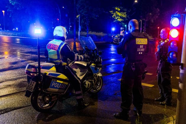 Familie des infizierten US-Arztes sicher in Berlin – rund 80 Einsatzkräfte beim Großtransport vom BER zur Charité im Einsatz (On tape!) - Feuerwehr im OTon! 7aIMG: 0558851 Berlin Schönefeld – Nach der Aufnahme des an Ebola erkrankten US-amerikanischen Missionsarztes Dr. Peter Stafford in der Nacht zu Mittwoch wird heute auch dessen Familie in Berlin erwartet. Wie das Bundesgesundheitsministerium bestätigte, haben die US-Behörden ein Hilfeersuchen für die Ehefrau und die vier Kinder des Mediziners gestellt. Die Angehörigen hielten sich zuvor ebenfalls in der Demokratischen Republik Kongo auf und gelten als Kontaktpersonen. Der Transport erfolgt – wie bereits beim Indexpatienten – mit einem Spezialflugzeug für hochinfektiöse Patienten. Die M Copyright: 7aktuell.dex x7aktuell 0558851 20260520_7a_EBOLABERLINFAMILIE_558851