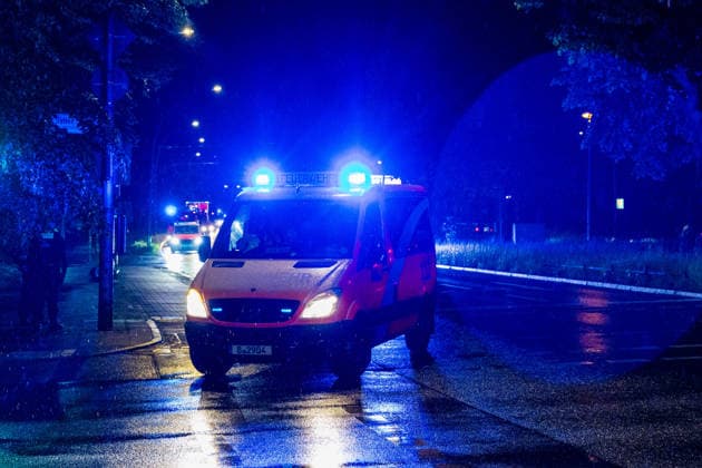 Familie des infizierten US-Arztes sicher in Berlin – rund 80 Einsatzkräfte beim Großtransport vom BER zur Charité im Einsatz (On tape!) - Feuerwehr im OTon! 7aIMG: 0558853 Berlin Schönefeld – Nach der Aufnahme des an Ebola erkrankten US-amerikanischen Missionsarztes Dr. Peter Stafford in der Nacht zu Mittwoch wird heute auch dessen Familie in Berlin erwartet. Wie das Bundesgesundheitsministerium bestätigte, haben die US-Behörden ein Hilfeersuchen für die Ehefrau und die vier Kinder des Mediziners gestellt. Die Angehörigen hielten sich zuvor ebenfalls in der Demokratischen Republik Kongo auf und gelten als Kontaktpersonen. Der Transport erfolgt – wie bereits beim Indexpatienten – mit einem Spezialflugzeug für hochinfektiöse Patienten. Die M Copyright: 7aktuell.dex x7aktuell 0558853 20260520_7a_EBOLABERLINFAMILIE_558853