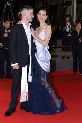 Tom Sturridge et sa compagne Alexa Chung Descente des marches du film The man I love lors du 79ème Festival International du Film de Cannes, le 20 mai 2026 Olivier Borde Bestimage People leaving the red carpet for The man I love at the 79th Cannes International Film Festival on May 20, 2026 Cannes France  Copyright: xOLIVIERxBORDEx xBESTIMAGExOLIVIERxBORDEx xBESTIMAGEx