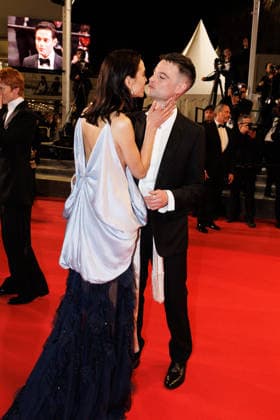 Alexa Chung et son compagnon Tom Sturridge Descente des marches du film The man I love lors du 79ème Festival International du Film de Cannes, le 20 mai 2026 Jacovides Moreau Bestimage People leaving the red carpet for The man I love at the 79th Cannes International Film Festival on May 20, 2026 Cannes France  Copyright: xJACOVIDES-MOREAUx xBESTIMAGExJACOVIDES-MOREAUx xBESTIMAGEx