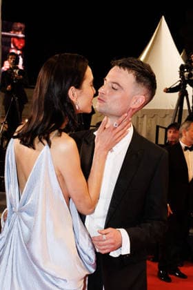 Alexa Chung et son compagnon Tom Sturridge Descente des marches du film The man I love lors du 79ème Festival International du Film de Cannes, le 20 mai 2026 Jacovides Moreau Bestimage People leaving the red carpet for The man I love at the 79th Cannes International Film Festival on May 20, 2026 Cannes France  Copyright: xJACOVIDES-MOREAUx xBESTIMAGExJACOVIDES-MOREAUx xBESTIMAGEx