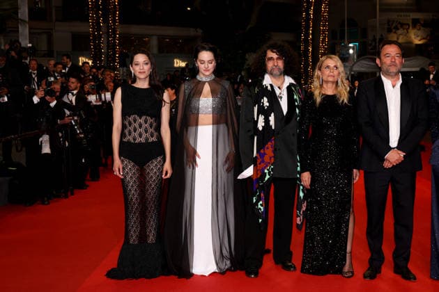 Marion Cotillard, Noémie Merlant, Bertrand Mandico, Isabella Ferrari, Mathieu Verhaeghe Montée des marches du film Roma elastica lors du 79ème Festival International du Film de Cannes, le 20 mai 2026 Jacovides Moreau Bestimage Red carpet for Roma elastica at the 79th Cannes International Film Festival on May 20, 2026 Cannes France  Copyright: xJACOVIDES-MOREAUx xBESTIMAGExJACOVIDES-MOREAUx xBESTIMAGEx