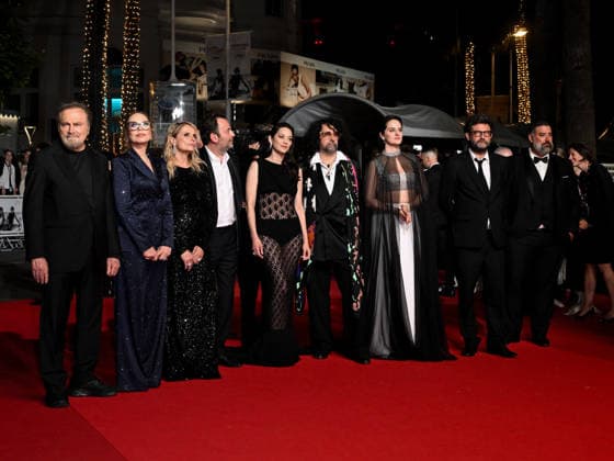 IPA84916957 - Cannes, 79th Cannes Film Festival 2025 - evening 9. red carpet Rome Elastic . In the photo Thomas Verhaeghe, Mathieu Verhaeghe, Franco Nero, Ornella Muti, Bertrand Mandico, Isabella Ferrari, NoÃ mie Merlant and Marion Cotillard  Copyright: xSimonexComix xPoolxPhotoxEventsx07x 84916957