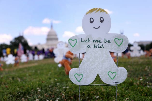 May 20, 2026, Washington, District Of Columbia, USA: An installation of 620 teddy bears and stuffed animals to represent the over 6,200 children arrested by ICE and denied a childhood since the start of the Trump Administration is seen near the US Capitol in Washington, DC, USA, on May 20, 2026. Activists attended a Vigil outside the US Capitol calling for an end to child and family detention by ICE, hosted by the Read Them Home Initiative and Free Families Coalition. Washington USA  - ZUMAs337 20260520_znp_s337_010 Copyright: xGentxShkullakux