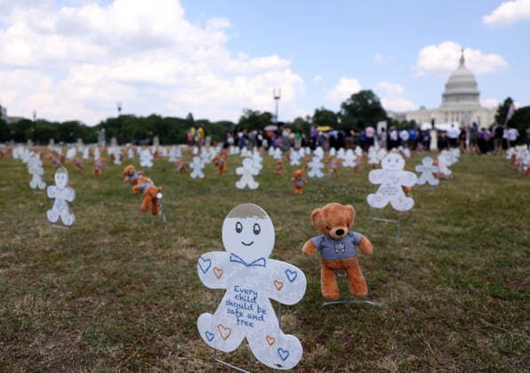 May 20, 2026, Washington, District Of Columbia, USA: An installation of 620 teddy bears and stuffed animals to represent the over 6,200 children arrested by ICE and denied a childhood since the start of the Trump Administration is seen near the US Capitol in Washington, DC, USA, on May 20, 2026. Activists attended a Vigil outside the US Capitol calling for an end to child and family detention by ICE, hosted by the Read Them Home Initiative and Free Families Coalition. Washington USA  - ZUMAs337 20260520_znp_s337_007 Copyright: xGentxShkullakux