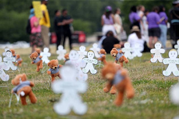 May 20, 2026, Washington, District Of Columbia, USA: An installation of 620 teddy bears and stuffed animals to represent the over 6,200 children arrested by ICE and denied a childhood since the start of the Trump Administration is seen near the US Capitol in Washington, DC, USA, on May 20, 2026. Activists attended a Vigil outside the US Capitol calling for an end to child and family detention by ICE, hosted by the Read Them Home Initiative and Free Families Coalition. Washington USA  - ZUMAs337 20260520_znp_s337_002 Copyright: xGentxShkullakux