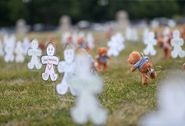 May 20, 2026, Washington, District Of Columbia, USA: An installation of 620 teddy bears and stuffed animals to represent the over 6,200 children arrested by ICE and denied a childhood since the start of the Trump Administration is seen near the US Capitol in Washington, DC, USA, on May 20, 2026. Activists attended a Vigil outside the US Capitol calling for an end to child and family detention by ICE, hosted by the Read Them Home Initiative and Free Families Coalition. Washington USA  - ZUMAs337 20260520_znp_s337_003 Copyright: xGentxShkullakux