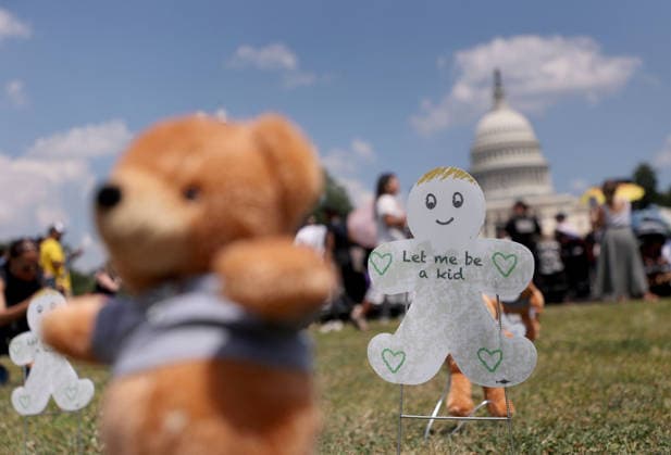 May 20, 2026, Washington, District Of Columbia, USA: An installation of 620 teddy bears and stuffed animals to represent the over 6,200 children arrested by ICE and denied a childhood since the start of the Trump Administration is seen near the US Capitol in Washington, DC, USA, on May 20, 2026. Activists attended a Vigil outside the US Capitol calling for an end to child and family detention by ICE, hosted by the Read Them Home Initiative and Free Families Coalition. Washington USA  - ZUMAs337 20260520_znp_s337_004 Copyright: xGentxShkullakux