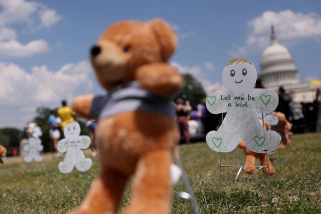 May 20, 2026, Washington, District Of Columbia, USA: An installation of 620 teddy bears and stuffed animals to represent the over 6,200 children arrested by ICE and denied a childhood since the start of the Trump Administration is seen near the US Capitol in Washington, DC, USA, on May 20, 2026. Activists attended a Vigil outside the US Capitol calling for an end to child and family detention by ICE, hosted by the Read Them Home Initiative and Free Families Coalition. Washington USA  - ZUMAs337 20260520_znp_s337_005 Copyright: xGentxShkullakux
