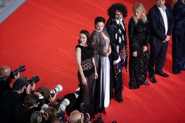 Marion Cotillard, Noémie Merlant, Bertrand Mandico, Isabella Ferrari Montée des marches du film Roma elastica lors du 79ème Festival International du Film de Cannes, le 20 mai 2026 Camilla Canalini Bestimage Red carpet for Roma elastica at the 79th Cannes International Film Festival on May 20, 2026 Cannes France  Copyright: xCamillaxCanalinix xBestimagexCamillaxCanalinix xBestimagex
