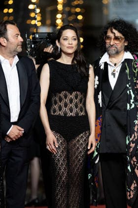 Mathieu Verhaeghe, Marion Cotillard, Bertrand Mandico Montée des marches du film Roma elastica lors du 79ème Festival International du Film de Cannes, le 20 mai 2026 Olivier Borde Bestimage Red carpet for Roma elastica at the 79th Cannes International Film Festival on May 20, 2026 Cannes France  Copyright: xOLIVIERxBORDEx xBESTIMAGExOLIVIERxBORDEx xBESTIMAGEx