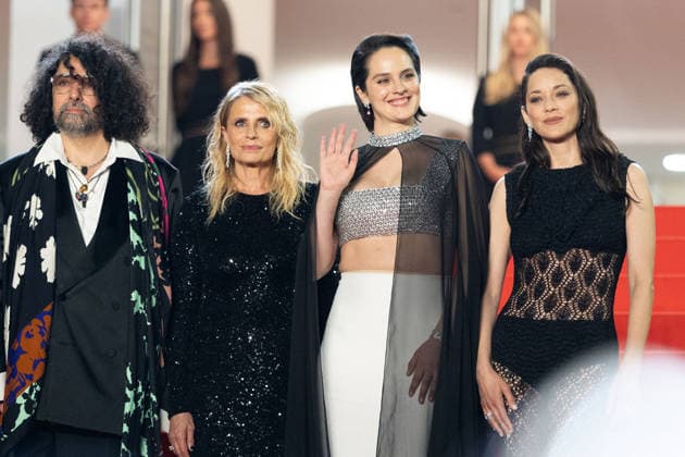 Bertrand Mandico, Isabella Ferrari, Noémie Merlant, Marion Cotillard Montée des marches du film Roma elastica lors du 79ème Festival International du Film de Cannes, le 20 mai 2026 Olivier Borde Bestimage Red carpet for Roma elastica at the 79th Cannes International Film Festival on May 20, 2026 Cannes France  Copyright: xOLIVIERxBORDEx xBESTIMAGExOLIVIERxBORDEx xBESTIMAGEx